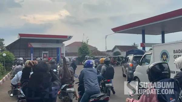 Antrean panjang kendaraan di SPBU Baros Kota Sukabumi. Selasa (31/3/2026). (Sumber: SU/Turangga Anom)