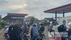Antrean panjang kendaraan di SPBU Baros Kota Sukabumi. Selasa (31/3/2026). (Sumber: SU/Turangga Anom)