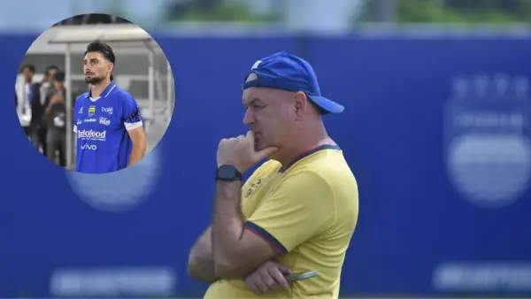 Bojna Hodak sedang memimpin Persib Bandung di sesi latihan (Sumber: web/persib.co.id)