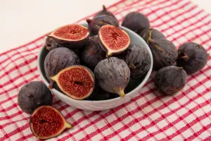 Buah tin, buah yang disebutkan dalam Al-Qur'an yang memiliki segudang manfaat (Sumber : freepik/@stocking)