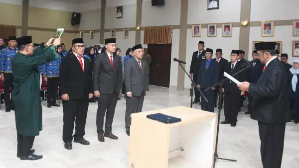 Bupati Sukabumi Asep Japar melantik tiga pejabat tinggi pratama setingkat eselon II B (Sumber: dokpim)