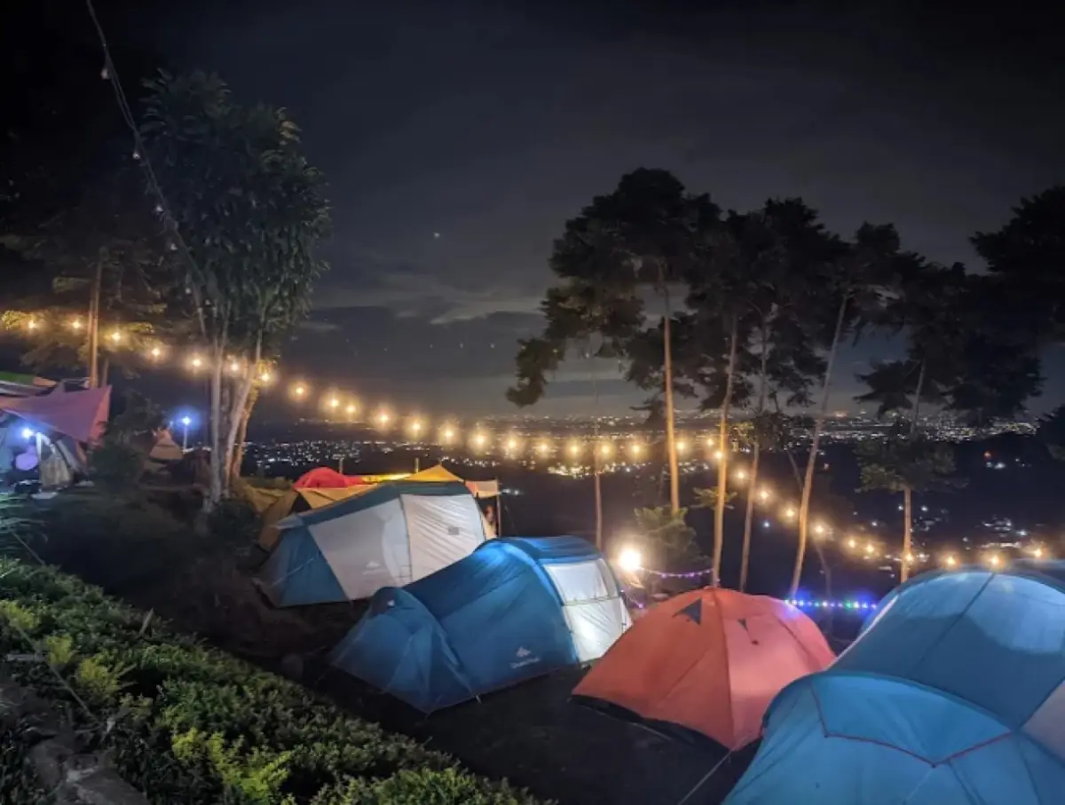 Tiket Cuma Rp 20 Ribu, Tempat Camping di Bogor Ini View Malamnya Cantik Banget
