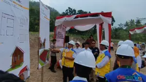 Peletakan batu pertama pembangunan runtap penyintas bencana di Palabuhanratu (Sumber: sukabumiupdate)