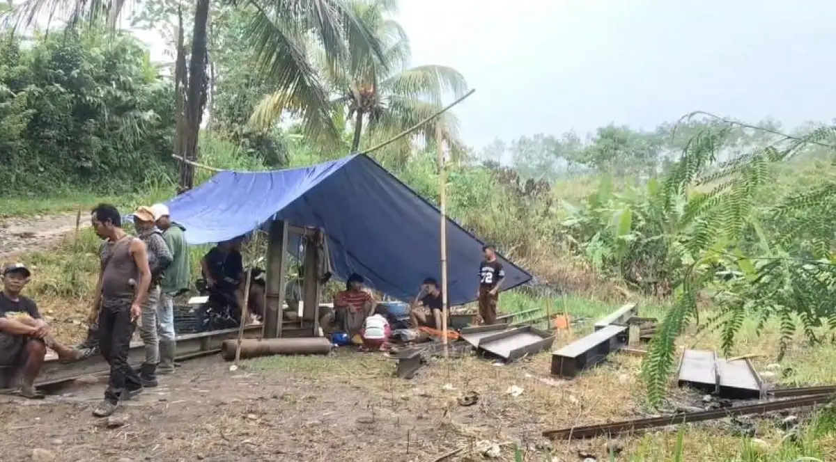 Pantauan di lokasi, Rabu (1/4/2026), warga Cibening tampak sibuk memotong besi beton yang nantinya digunakan untuk tiang jembatan permanen.