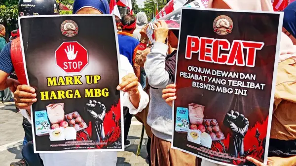 Dua massa aksi yang menunjukan poster tuntutan pemecatan terhadap Anggota DPRD Kota Sukabumi yang terlibat dalam program MBG. Rabu (1/4/2026). (Sumber: Istimewa)