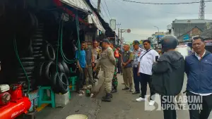 Lapak tambal ban yang kuasai trotoar dan bahu jalan di Cibadak disidak dan ditertibkan petugas. Rabu (1/4/2026). (Sumber: SU/Ibnu Sanubari)