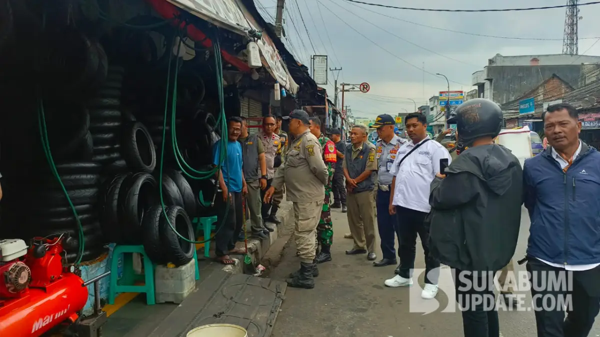 Membandel! Lapak Tambal Ban yang Kuasai Trotoar di Cibadak Ditertibkan Petugas