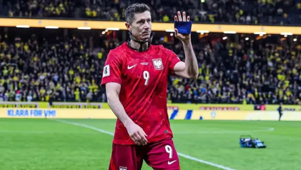 Robert Lewandowski, menginsyaratkan bahwa dirinya akan pensiun dari Timnas Polandia setelah The Orly tumbang 3-2 dari Swedia (Sumber: Instagram/@_rl9)