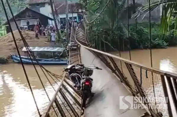 Jembatan Gantung Cibugel di Tegalbuleud Sukabumi putus (Sumber: Warga)