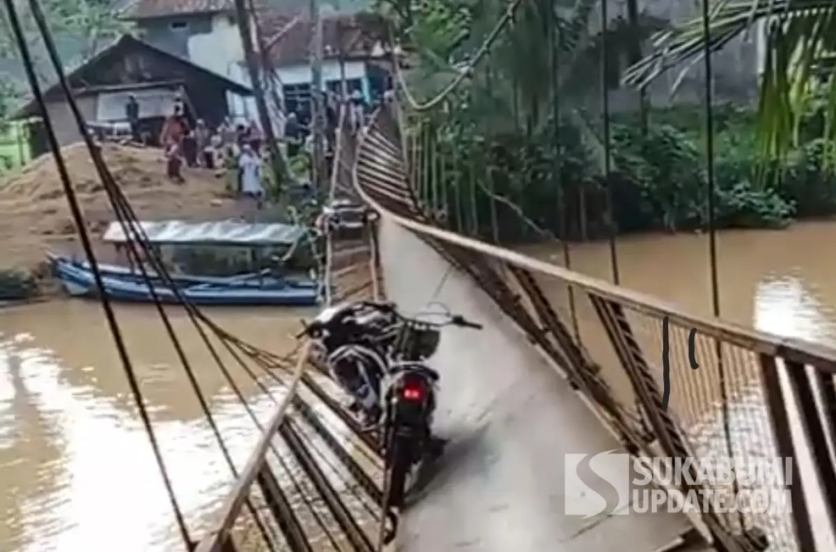 Jembatan Gantung Cibugel Putus: 5 Motor Terjebak, Pengendara Jatuh ke Sungai
