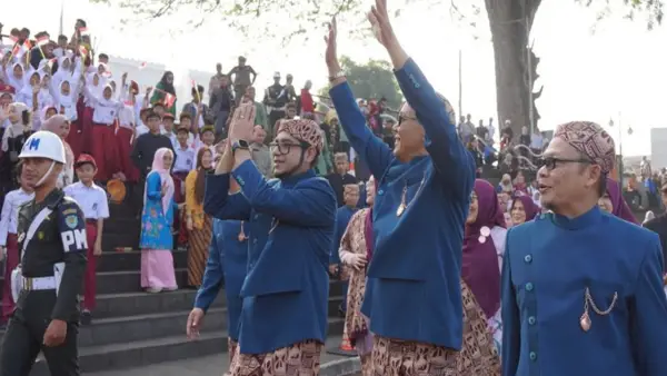Wali Kota Sukabumi Ayep Zaki menuju lapang merdeka saat HUT ke-12 Kota Sukabumi | Foto : Dokpim