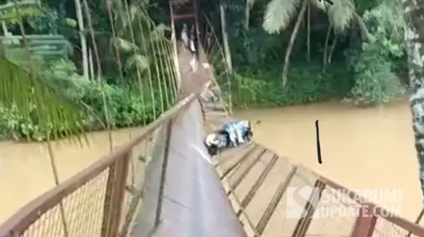 Jembatan Gantung Cibugel di Tegalbuleud Sukabumi putus (Sumber: Warga)