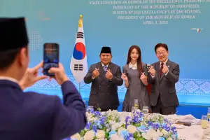 Pose Finger Heart, Carmen Hearts2Hearts Foto Bareng Prabowo dan Lee Jae Myung (Sumber : Instagram/@2_jaemyung)