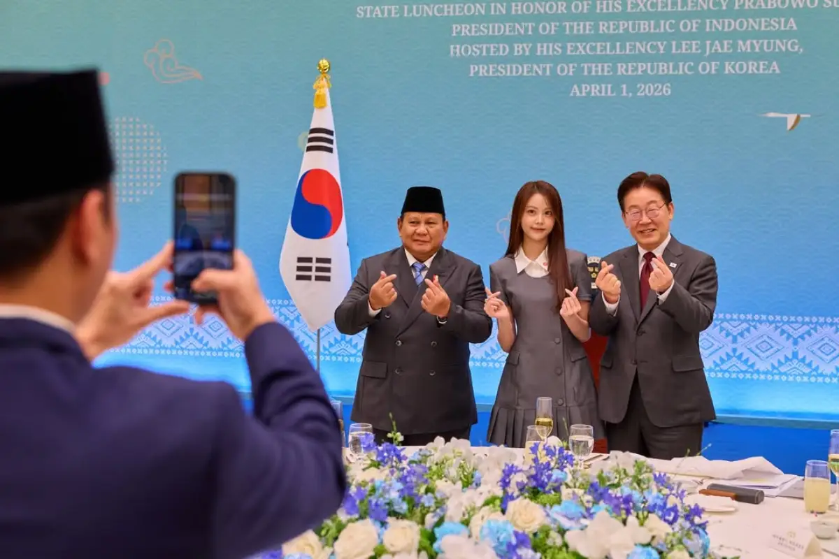 Pose Finger Heart, Carmen Hearts2Hearts Foto Bareng Prabowo dan Lee Jae Myung