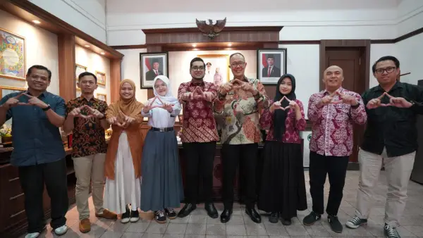 Wali Kota Sukabumi beserta jajaran saat berfoto bersama dua siswa Sukabumi perwakilan Indonesia yang berangkat ke Rusia dalam ajang International Youth Conference. Kamis (2/4/2026). (Sumber: Dokpim)