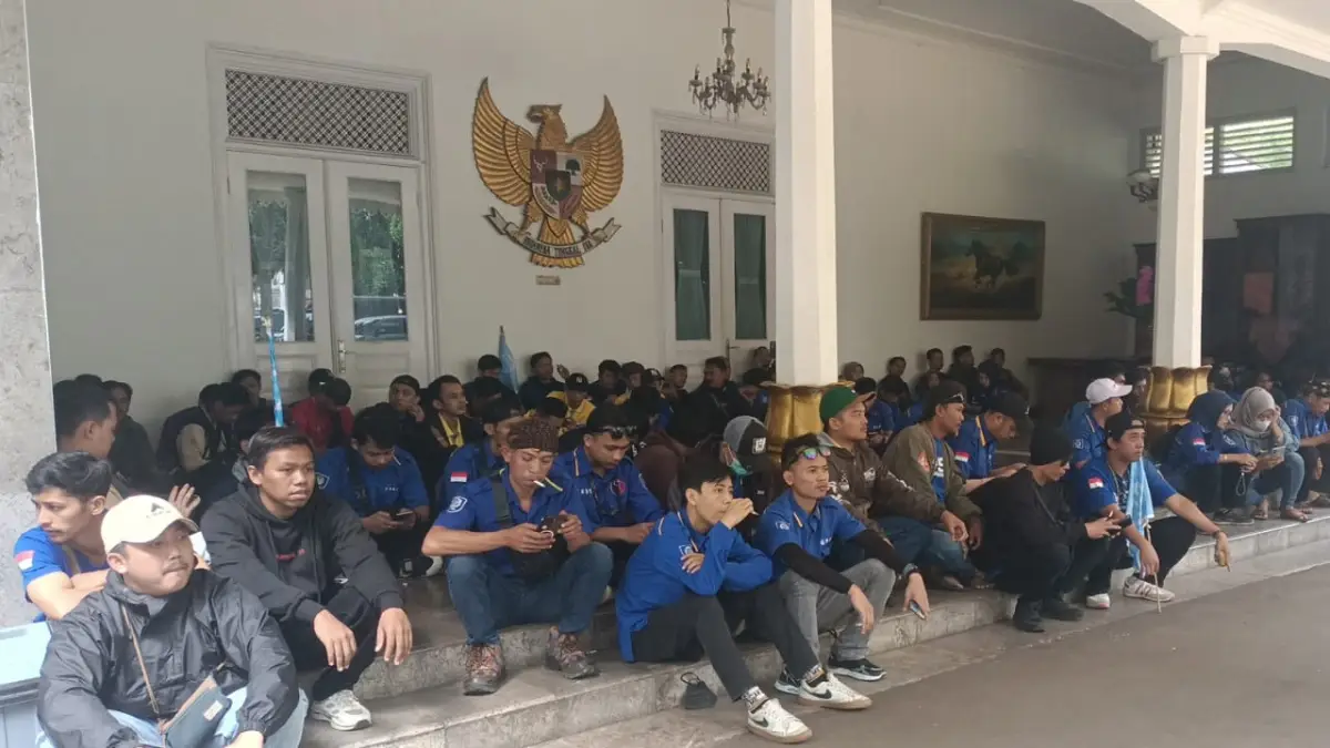 Buruh PT Star Comgistic Demo di Pendopo, Soroti Gelombang PHK Tanpa Kepastian