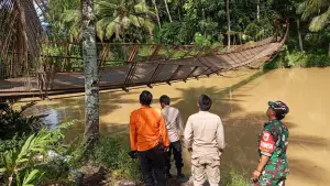 BPBD bersama aparat gabungan saat meninjau jembatan gantung yang ambruk di Tegalbuleud, Sukabumi. Kamis (2/4/2026). (Sumber: Istimewa)