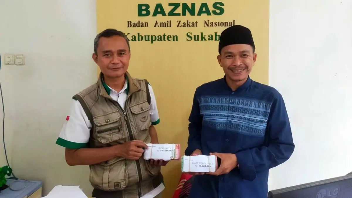 Petugas UPZ menyerahkan setoran dana zakat fitrah dan infak khusus kepada Baznas Kabupaten Sukabumi.