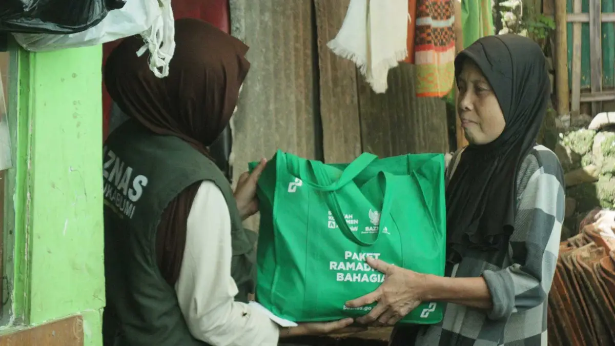 Petugas Baznas Kota Sukabumi menyalurkan bantuan zakat fitrah kepada warga penerima manfaat.