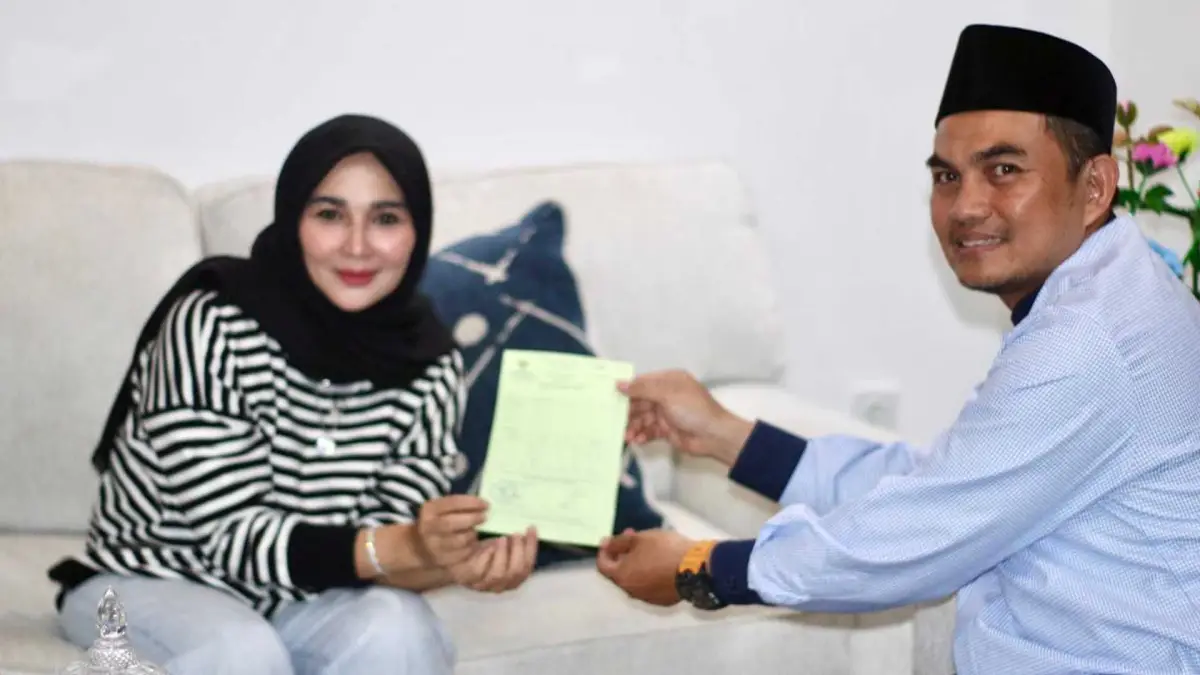 Ketua Baznas Kota Sukabumi Miftah Amir saat menerima penyaluran zakat fitrah dari keluarga Wakil Wali Kota Sukabumi Bobby Maulana.