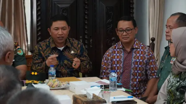 Wakil Bupati Sukabumi, Andreas, saat Rakor Percepatan Pembangunan Fisik Gerai, Pergudangan dan Kelengkapan KDKMP di Kabupaten Sukabumi, di Pendopo, Kamis, (2/4/2026) | Foto : @Pemkab Sukabumi