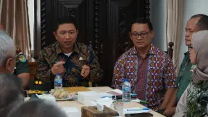 Wakil Bupati Sukabumi, Andreas, saat Rakor Percepatan Pembangunan Fisik Gerai, Pergudangan dan Kelengkapan KDKMP di Kabupaten Sukabumi, di Pendopo, Kamis, (2/4/2026) | Foto : @Pemkab Sukabumi