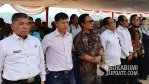Kepala Bapperida Toha Wildan Athoilah saat menghadiri peletakan batu pertama di Kampung Mubarakah, Desa Cikadu, Kecamatan Palabuhanratu. (Paling Kiri). (Sumber : SU/Ilyas).