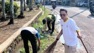 Pegawai Dinas Pertanian Kabupaten Sukabumi saat aksi bersih-bersih paska libur lebaran di Jalur wisata Palabuhanratu | Foto : Dok. Distan