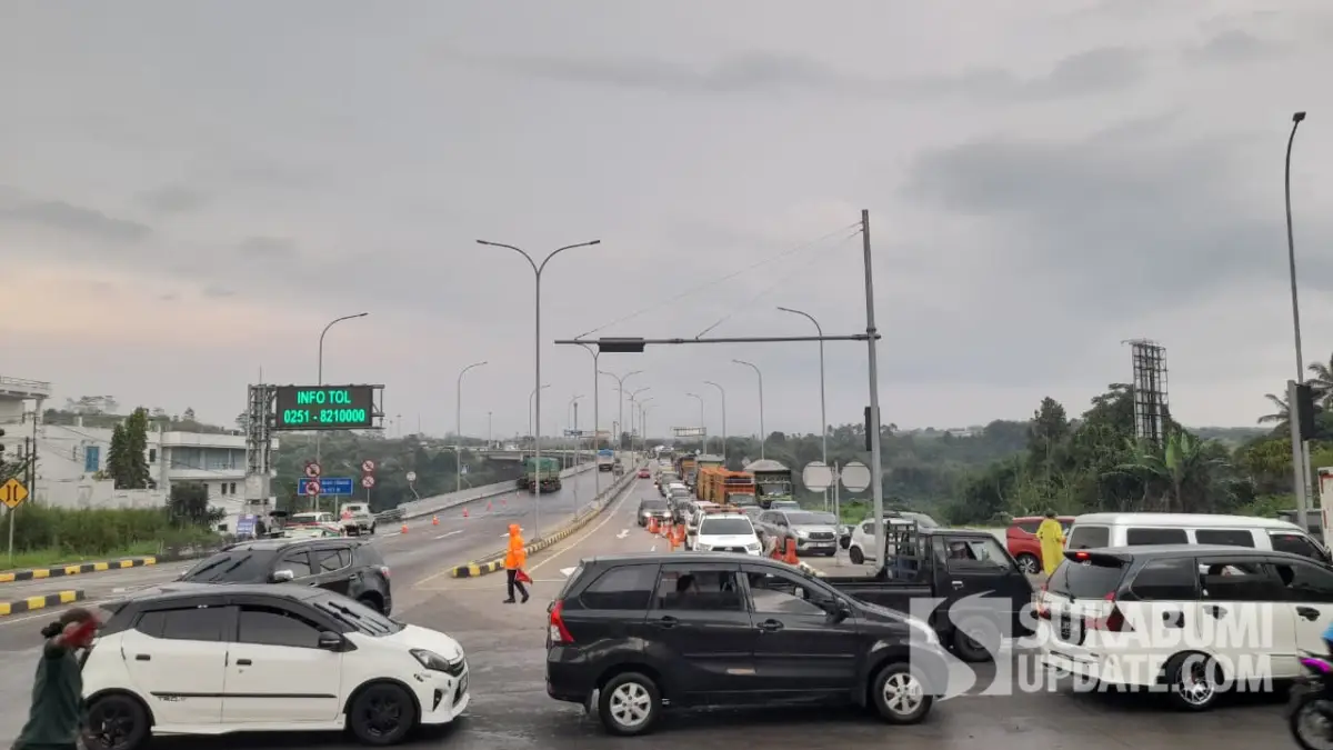 Libur Panjang, Antrean Kendaraan Menumpuk 5 Kali Lipat di Exit Tol Parungkuda