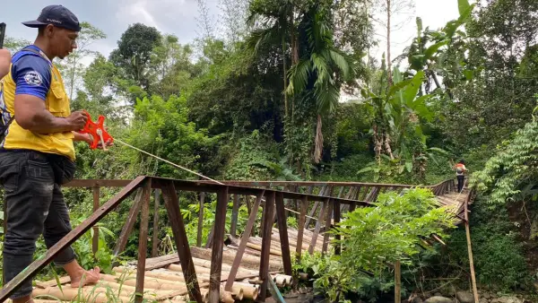 Disperkim bersama Polres Sukabumi saat melakukan peninjauan jembatan melintir di Cibadak, Kabupaten Sukabumi. (Sumber: Istimewa)