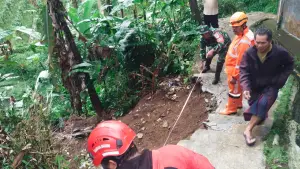 P2BK Parakansalak saat meninjau lokasi terdampak cuaca ekstrem. Jumat (3/4/2026). (Sumber: Istimewa)