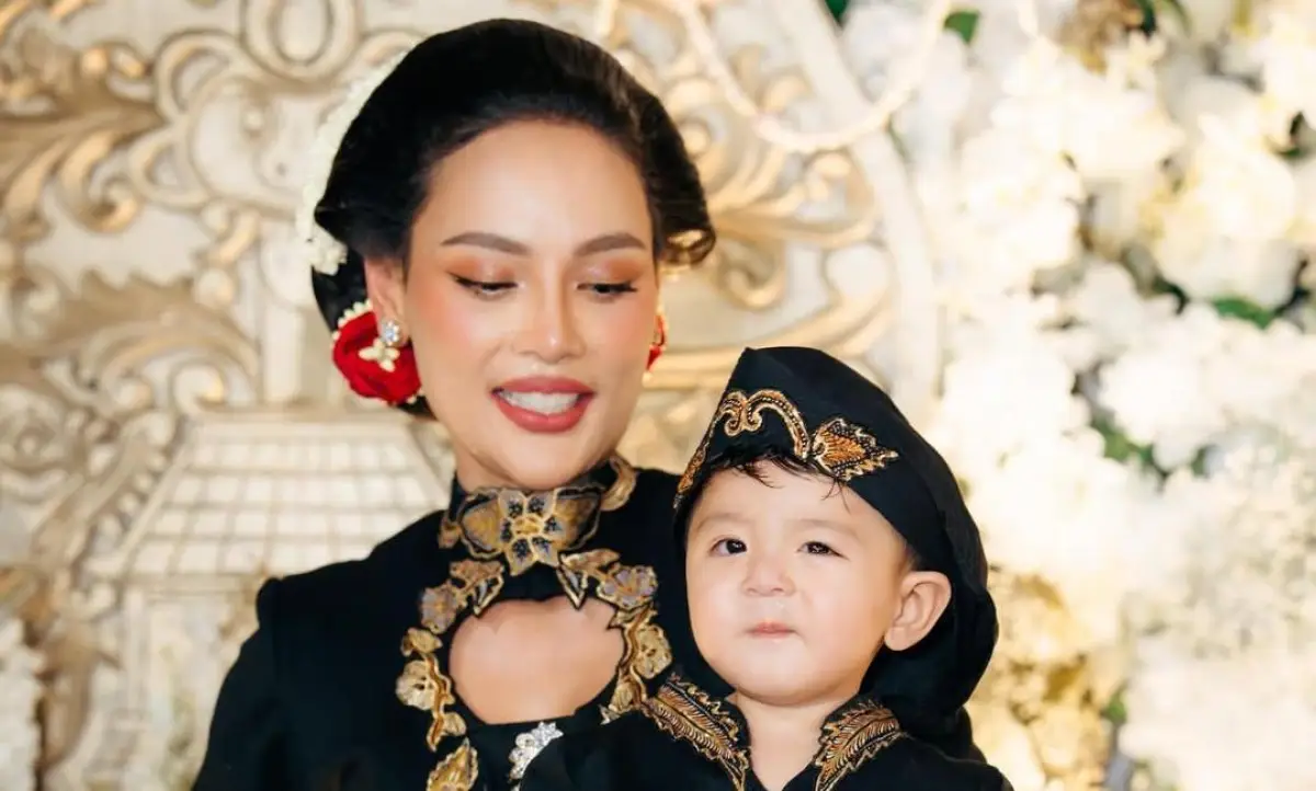 Erika Carlina Gelar Tedak Siten Andrew, Prosesi Adat Jawa Penuh Makna