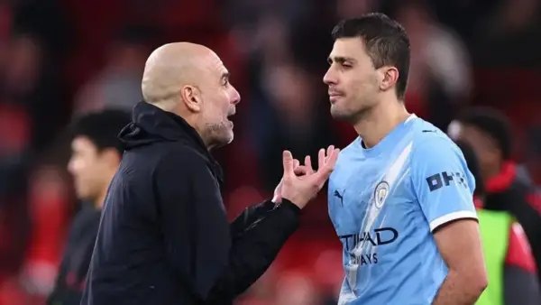 Pep Guardiola tengah memberikan arahan pada Rodri (Sumber: web/bbc.com)