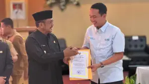 Angga Pradipta Manager administrasi PLN IP UBP JPR terima penghargaan dari Bupati Sukabumi di Musrenbang RKPD 2027. (Sumber Foto: Istimewa)