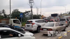 Kondisi kendaraan yang mengalami kemacetan parah di Exit Tol Parungkuda. Sabtu (4/4/2026). (Sumber: SU/Ibnu Sanubari)