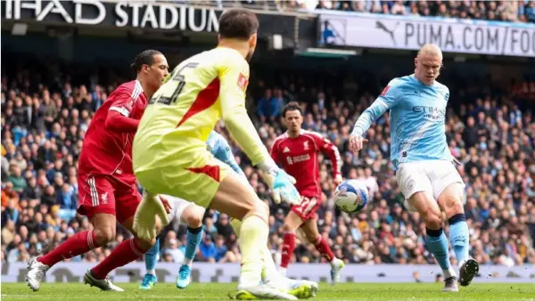 Aksi Erling Haaland saat menghadapi Liverpool di ajang Piala FA. (Sumber: web/espn.com)