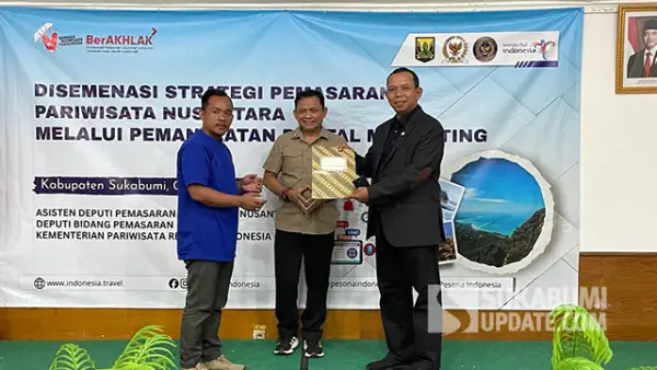 Kadispar Ali Iskandar (tengah) saat menghadiri kegiatan pelatihan promosi pariwisata, Sabtu 4 April 2026, di Hotel dan Resto Augusta Palabuhanratu. (Sumber : SU/Ilyas)