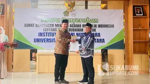 Rektor Institut Madani Nusantara, Prof. Endin Nasrudin (kiri) menerima SK di Gedung IMN Jalan Lio Balandongan Sirnagalih No 74, Cikondang, Kecamatan Citamiang, Kota Sukabumi, Minggu (05/04/2026). (Sumber : Sukabumiupdate.com).