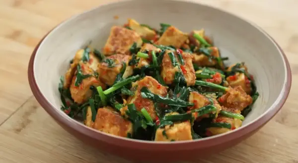 Resep Oseng Tahu Telur Kucai, Hidangan Simple yang Gurih untuk Sarapan (Sumber : Youtube | Devina Hermawan)