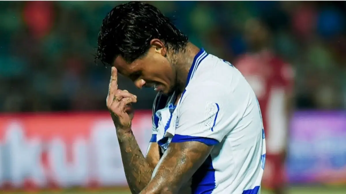 Ramon Tanque Cetak Brace, Persib Bandung Curi Poin Penuh di Markas Semen Padang