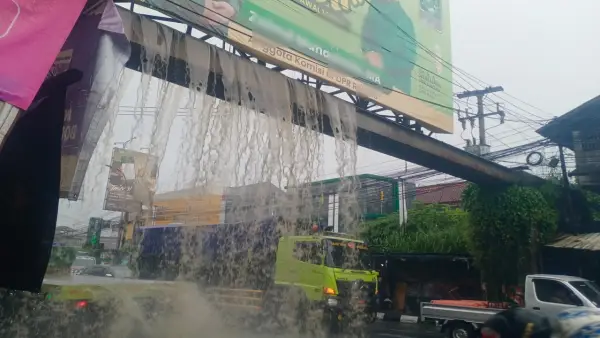 Talang air yang membentang di atas jalan Raya Cibadak, Kabupate Sukabumi | Foto : dok. warga