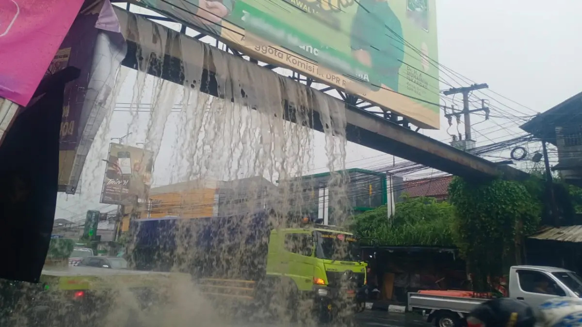 Talang Air di Atas Jalan Cibadak Meluap Saat Hujan, Ganggu Pengguna Jalan