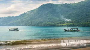 Perjalanan wisatawan menggunakan perahu dari Pantai Palangpang menuju Pantai Pasir Putih di kawasan Geopark Ciletuh | Foto : Ragil Gilang/edit by chatgpt