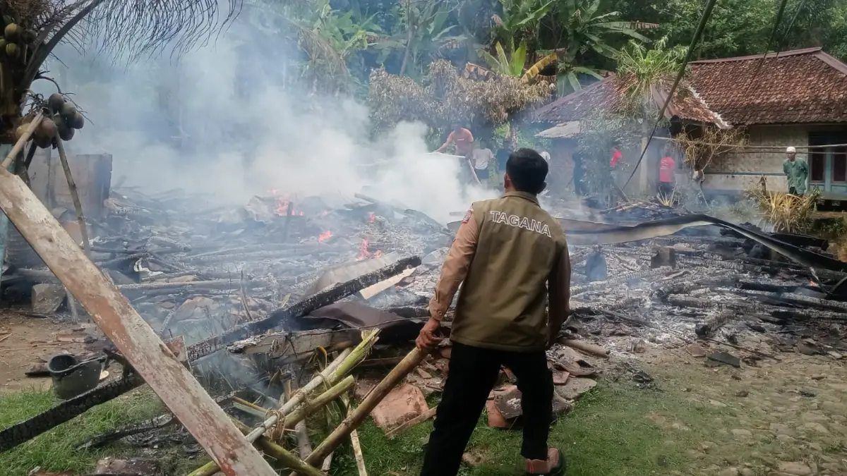 Pemilik ke Kebun, Rumah Panggung di Ciracap Sukabumi Terbakar