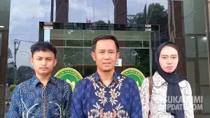 Kuasa hukum TR, Feri Gustaman (tengah) di PN Cibadak. TR selaku ibu tiri menggugat status tersangka kematian Nizam Syafei lewat praperadilan. (Sumber Foto: SU/Ilyas)