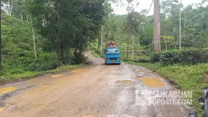 Kondisi jalan rusak di jalur Lengkong–Simpenan yang berlubang dan bergelombang. (Sumber : SU/Ragil Gilang).