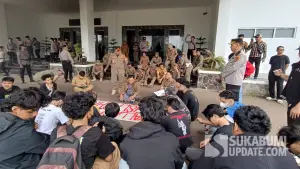 Aksi unjukrasa Mahasiswa di depan Kantor DPRD Kabupaten Sukabumi. Seinin (6/4/2026). (Sumber: SU/Ilyas Supendi)