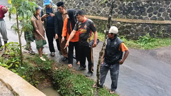 Warta bersama aparat setempat saat menunjukan TKP balita yang tewas terseret arus selokan. Senin (6/4/2026). (Sumber: Istimewa)
