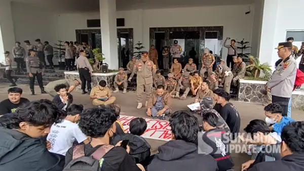 Ketua DPRD Kabupaten Sukabumi, Budi Azhar Mutawali saat mendegarkan aspirasi dari Aliansi Kaum Muda Sukabumi Melawan di halaman Gedung DPRD Kabupaten Sukabumi, Senin (6/4/2026). (Sumber : SU/Ilyas).