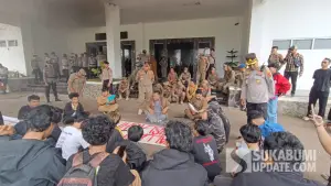 Ketua DPRD Kabupaten Sukabumi Budi Azhar Mutawali didampingi Ketua Komisi IV Ferry Supriyadi saat menerima massa aksi di halaman gedung DPRD | Foto : Ilyas Supendi